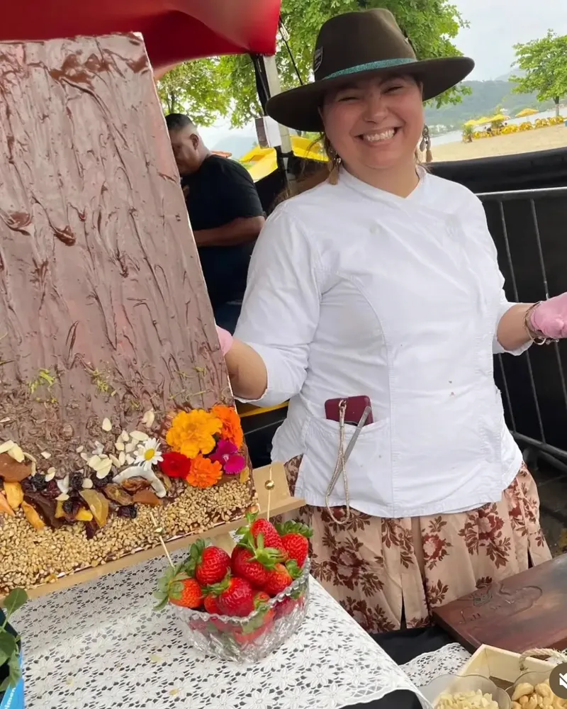Chef Val Santana com a placa de brigadeiro